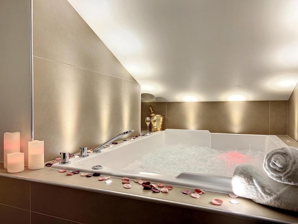 סן-אטיין Cocon Blanc Calin Avec Jacuzzi Privatif - Loveroom Insolite מראה חיצוני תמונה