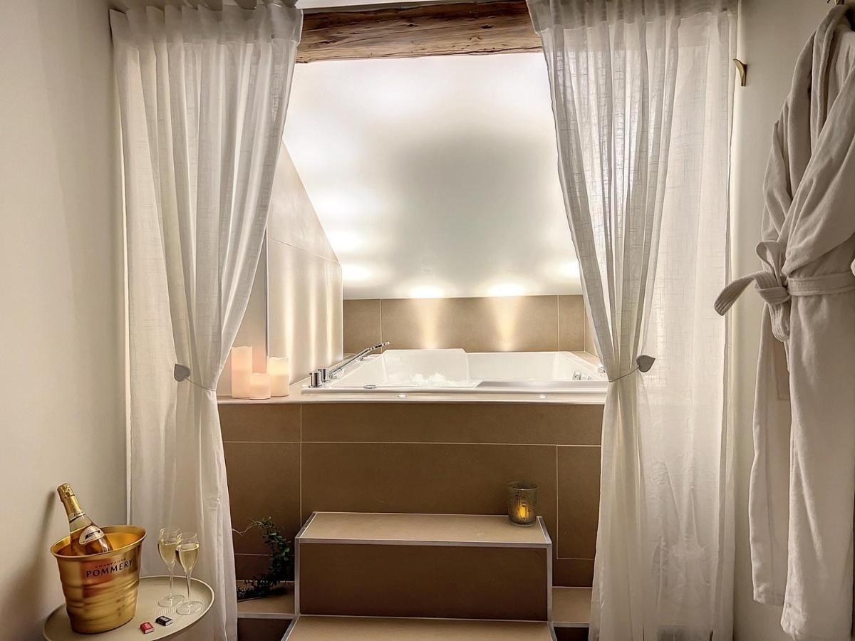 סן-אטיין Cocon Blanc Calin Avec Jacuzzi Privatif - Loveroom Insolite מראה חיצוני תמונה