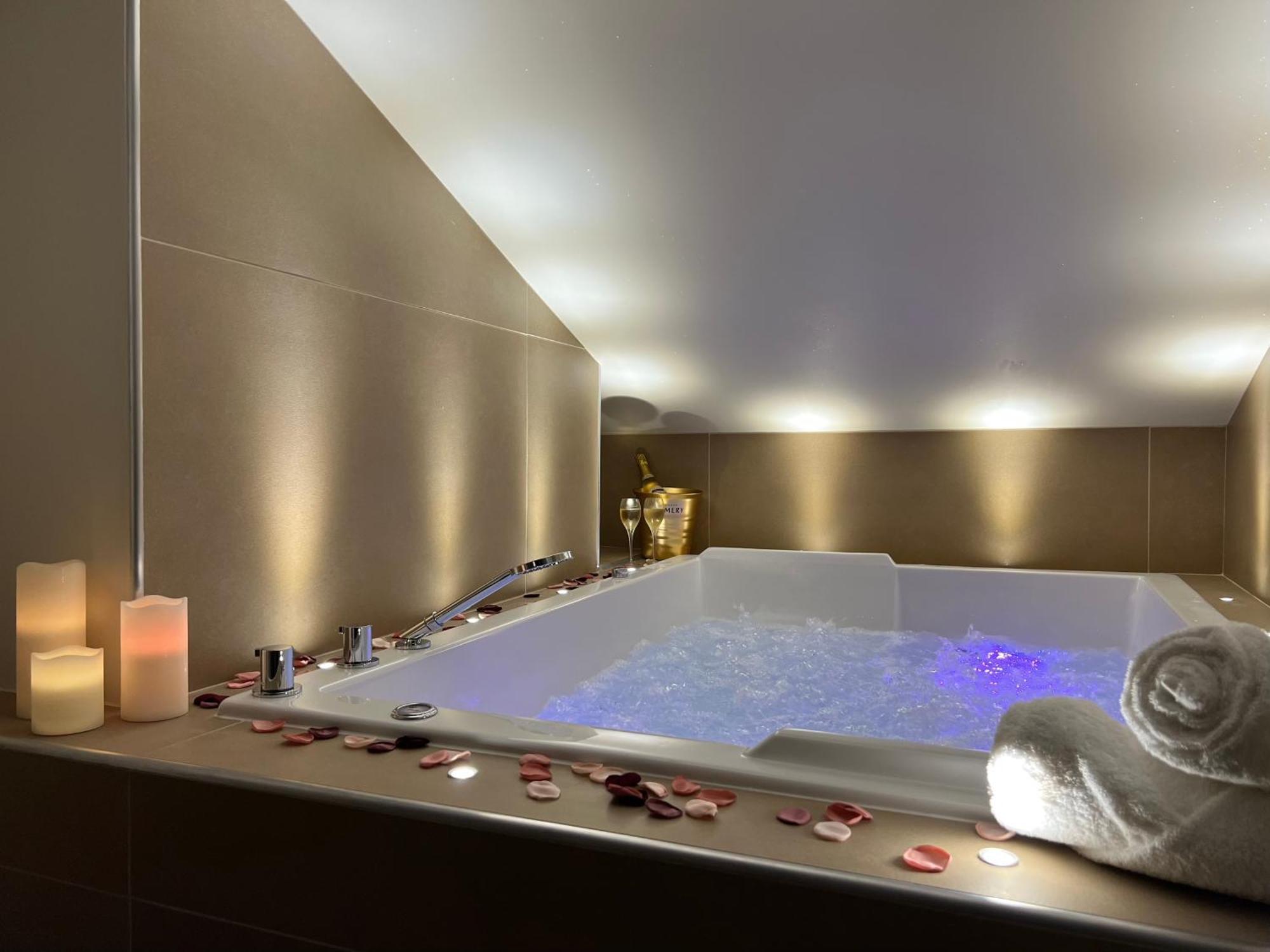 סן-אטיין Cocon Blanc Calin Avec Jacuzzi Privatif - Loveroom Insolite מראה חיצוני תמונה